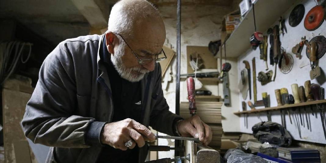 Ömrünün 53 yılını adadı! Gürgen ve meşe ağaçlarını özel siparişle işliyor: 33 yıldır aynı dükkanda alın teri döküyor 2